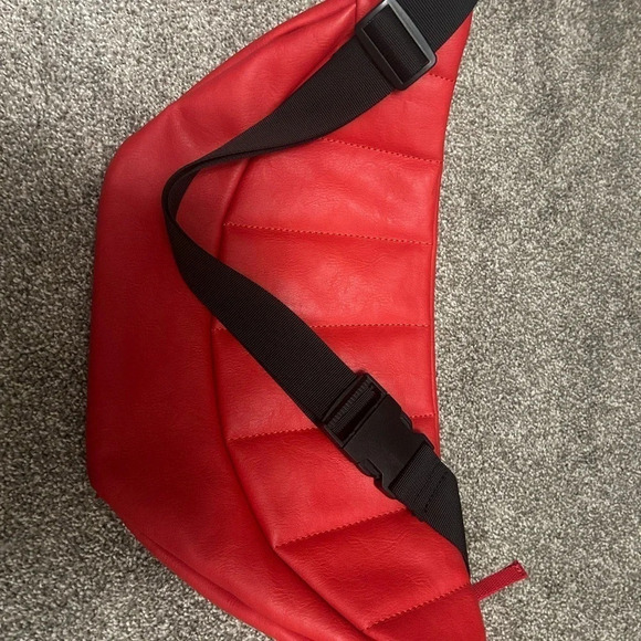 Giant urban outfitters fanny in fair condition couple of issues  photographed - Picture 4 of 10